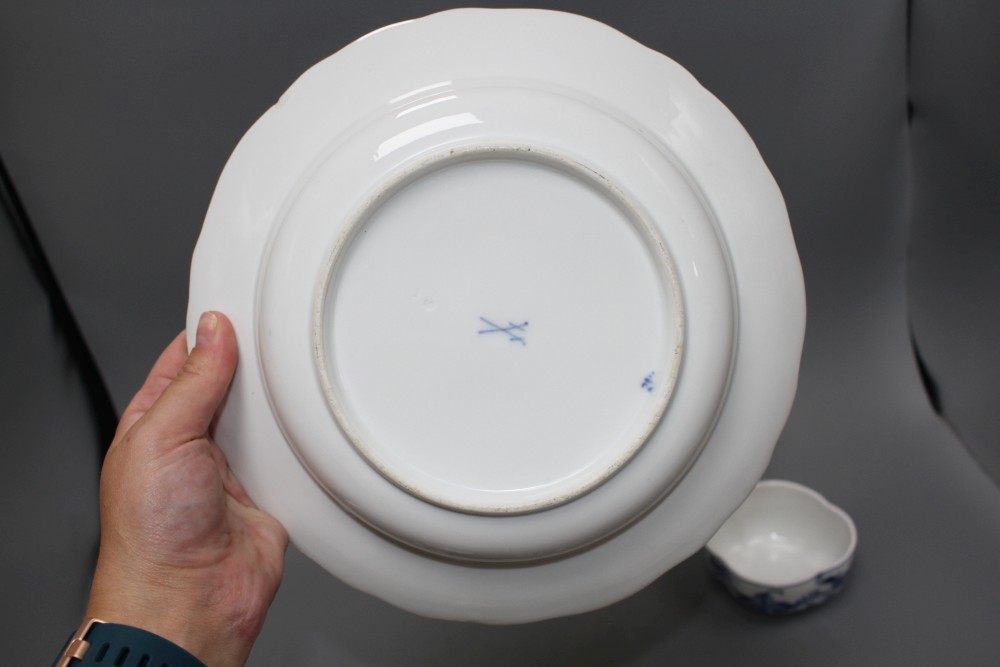 A Meissen blue and white quatrelobed bowl and cover, width 11.5cm, a circular bowl and cover, 8.5cm and a blue and white soup plate, 23